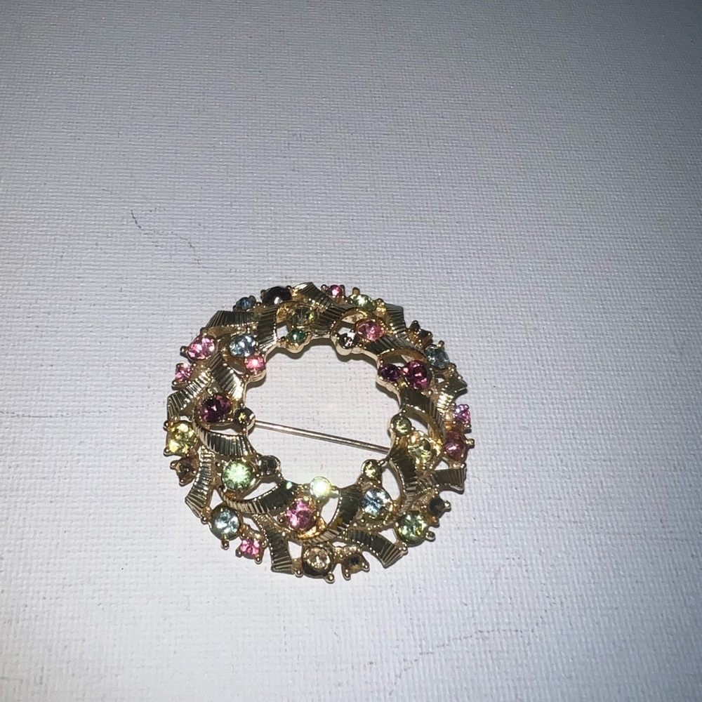 Vintage Rhinestone Wreath Brooch Pin Gold Tone Multi Color Holiday‎ Jewelry